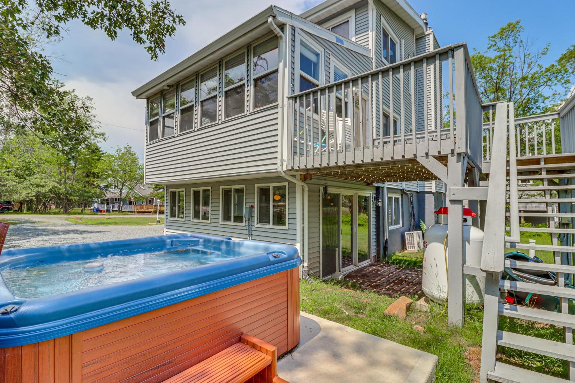 With Hot Tub, Walk To Albrightsville