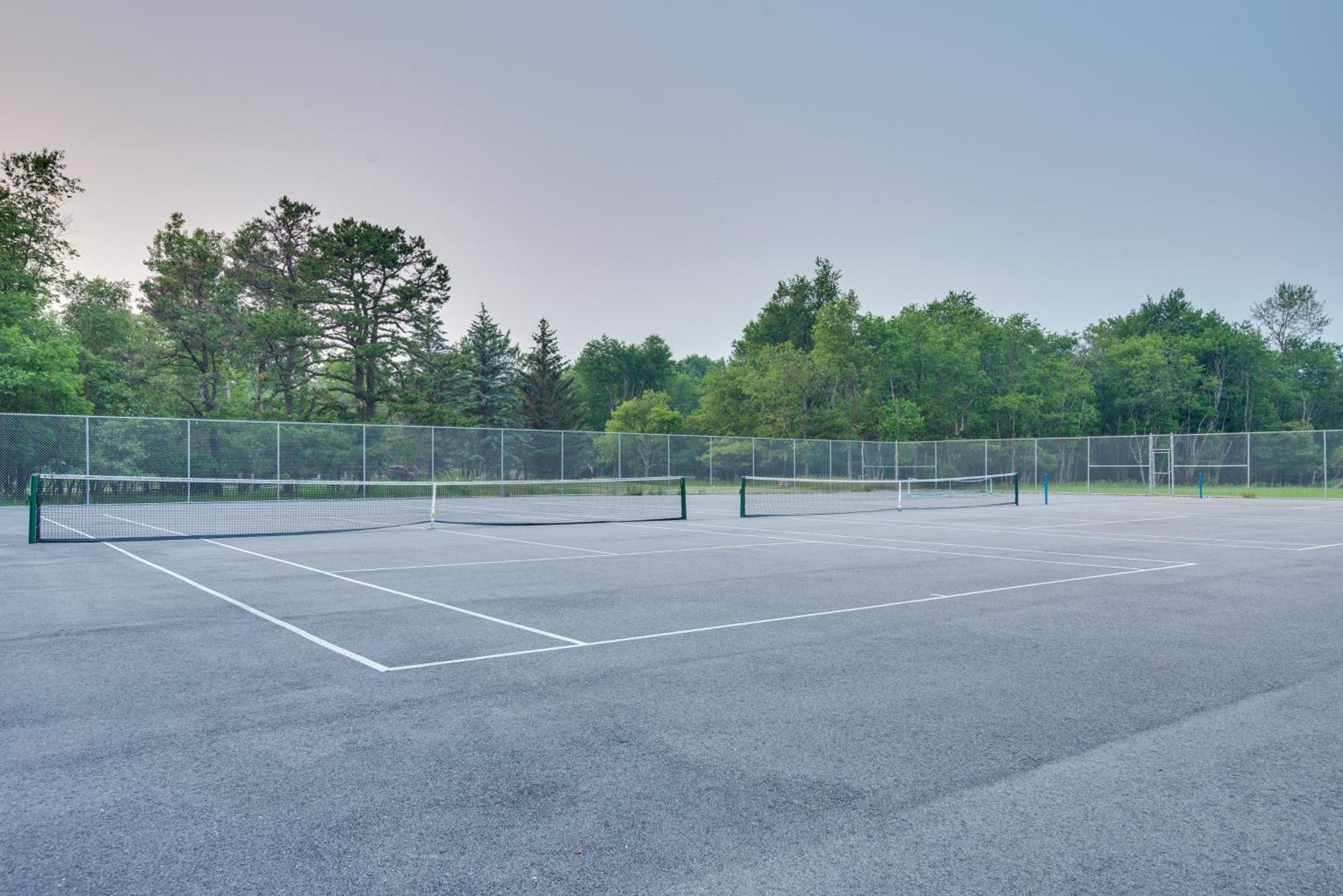 With Hot Tub, Walk To Holiday home Albrightsville
