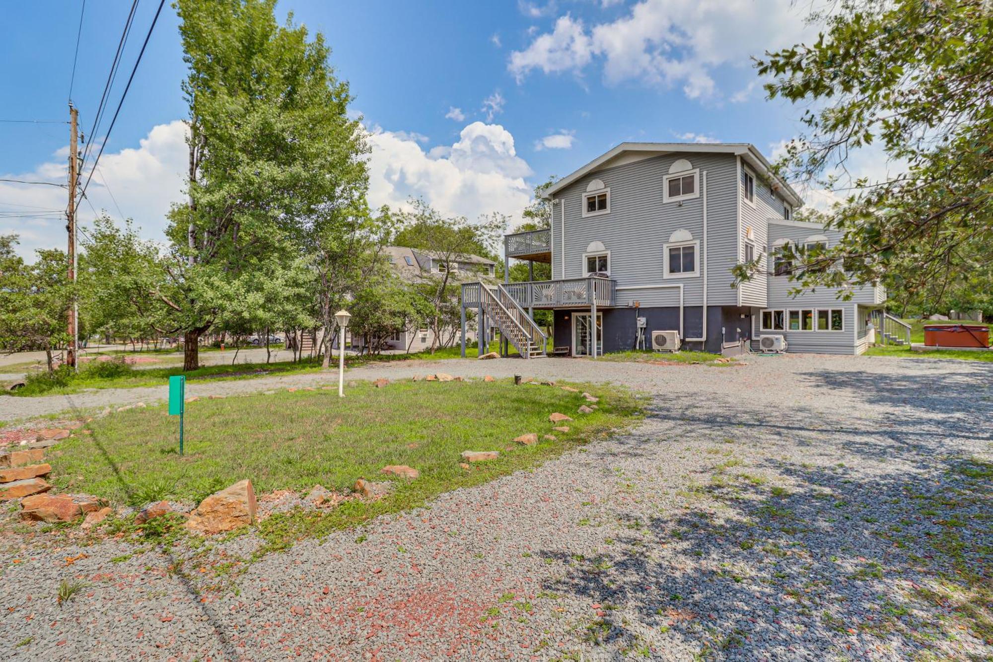 With Hot Tub, Walk To * Albrightsville