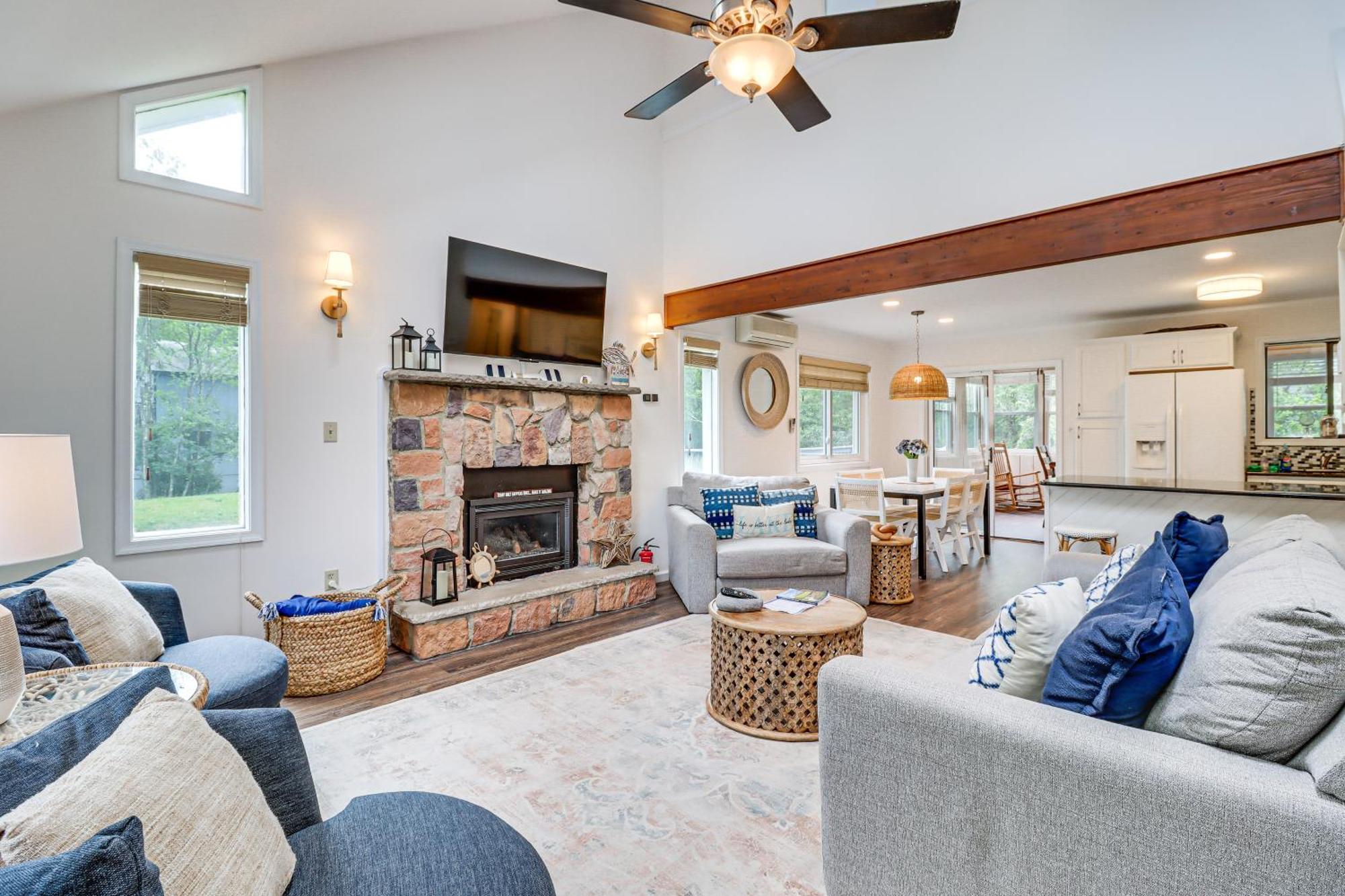 With Hot Tub, Walk To Holiday home